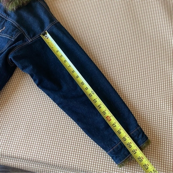 BDG Urban Outfitters Denim trucker w/ faux fur. Size
Medium/ Large - Picture 11 of 15